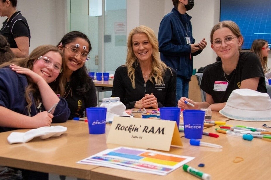 April Arzen 与参与“科技女孩”项目的女孩们坐在一起