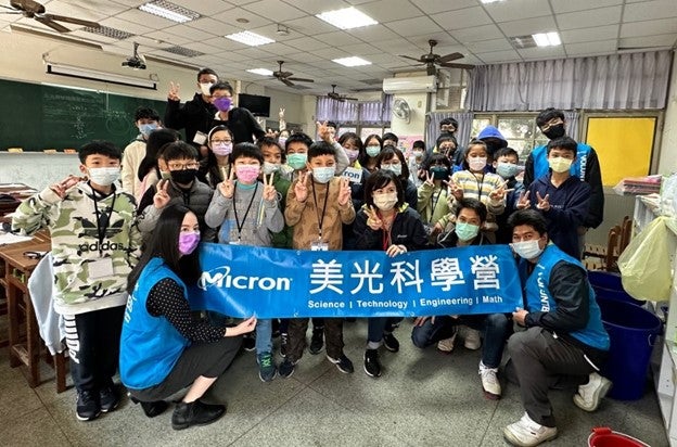 Sara Wu 在中国台湾山林复育协会的青年团体中提供志愿服务 